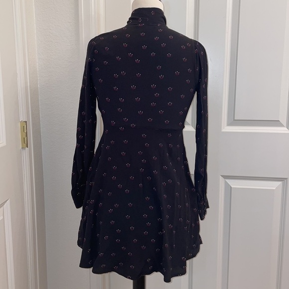 003: EXPRESS v-neck keyhole cutout long sleeve mini dress is women's size XS - Picture 5 of 11